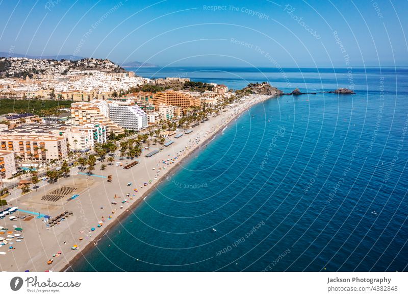 Luftaufnahme der touristischen Küste in Almunecar, Andalusien, Spanien Almuñécar Strand urban Andalusia Berge u. Gebirge Küstenstreifen Tag Meer