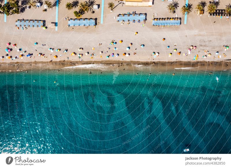 Luftaufnahme des Meeres und vieler Menschen am Strand in Spanien Feiertage MEER Costa del Sol Baum Palme Handtuch Regenschirme Freizeit sich[Akk] entspannen