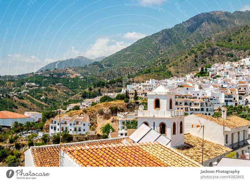 Die malerische Stadt Frigiliana liegt in der bergigen Region von Malaga, Andalusien, Spanien Andalusia Straße gewaschen weiße Häuser wohnbedingt Stadthäuser eng