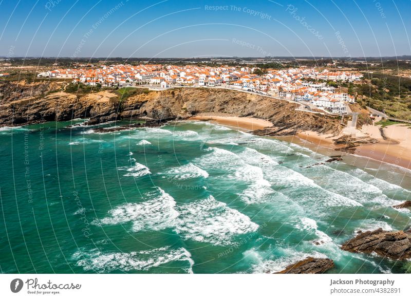 Luftaufnahme von Zambujeira do Mar - charmante Stadt an den Klippen des Atlantiks in Portugal Zambujeira do mar zambujeira Alentejo Küste atlantisch Ansicht