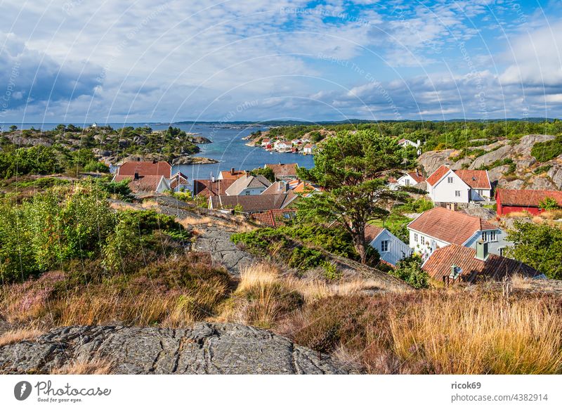 Blick auf das Dorf Brekkestø in Norwegen Brekkesto Meer Küste Nordsee Skagerrak Insel Justøya Justoya Schären Schärengarten Schäreninsel Hügel Aussicht Felsen