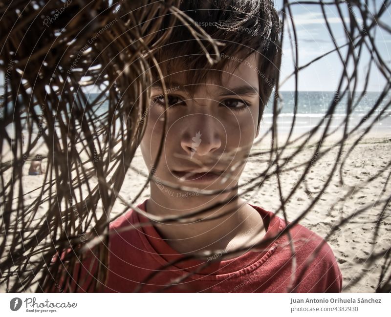 Nahaufnahme eines Jungen am Strand Porträt Youngster Kind Tourist Tourismus reisen Urlaub Feiertag Sommer Teenager 13 Jahre MEER Landschaft ernst gutaussehend