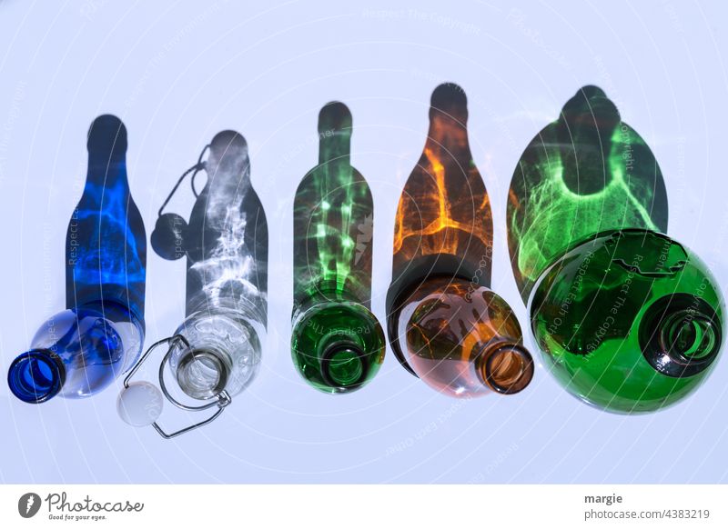 surreal |10  Flaschen flaschen Flaschenhals Farbfoto leer Menschenleer Schatten Schattenspiel Glasflasche Nahaufnahme Tag Flaschenverschluss flaschenhälse