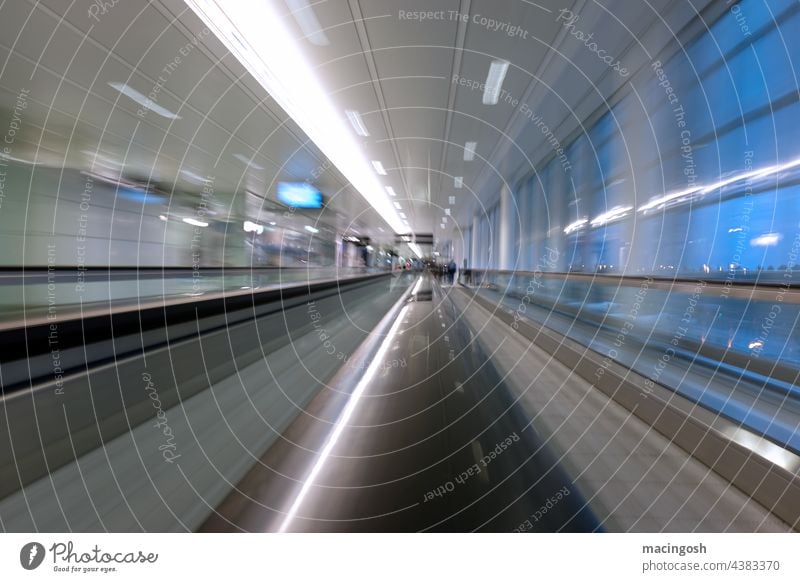 Personenförderband am Flughafen Laufband Rolltreppe Architektur Neonlicht Innenaufnahme modern Langzeitbelichtung Bewegung Licht Geschwindigkeit Luftverkehr