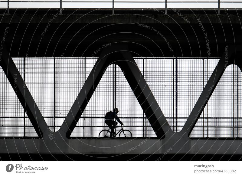 Radfahrersilhouette auf Kastenbrücke Brücke Eisenbahnbrücke Silhouette Schwarzweißfoto Schwarzweißfotografie schwarzweiß schwarzweiss dunkel düster