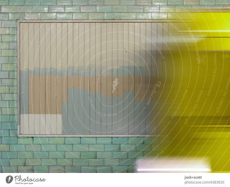 Die U-Bahn fährt vor der bemalten Werbetafel Plakatwand Wand Berlin Alexanderplatz gemalt Fliesen u. Kacheln Untergrund Strukturen & Formen abstrakt Bahnhof