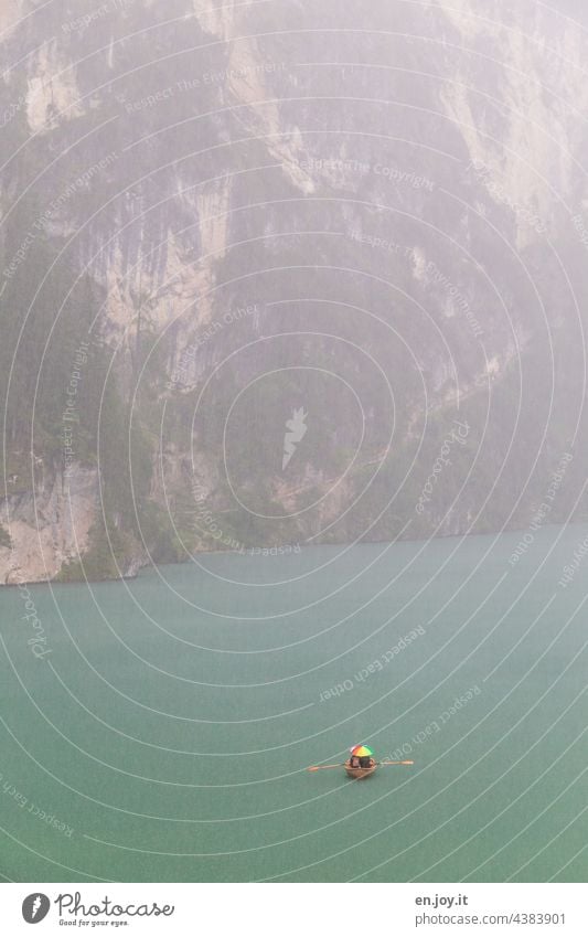 Bootsfahrt im Regen auf dem Pragser Wildsee See Dolomiten Bergsee Ruderboot Regenschirm Felsen steil Ferien & Urlaub & Reisen Tourismus Ausflug Südtirol