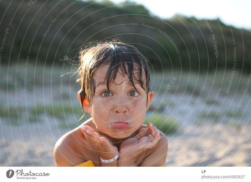 nasses Kind schaut verwirrt in die Kamera Blick in die Kamera Oberkörper Porträt Textfreiraum rechts Textfreiraum links Coolness selbstbewußt Euphorie