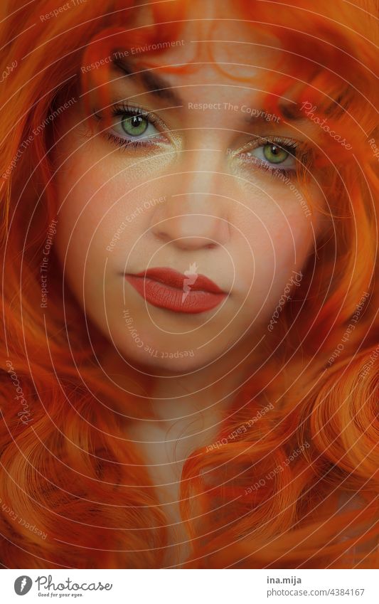 Locken locken__Portrait einer jungen Frau mit orangen, lockigen Haaren und grünen Augen red rothaarig redhead schön märchenhaft Frisur Augenfarbe weiblich