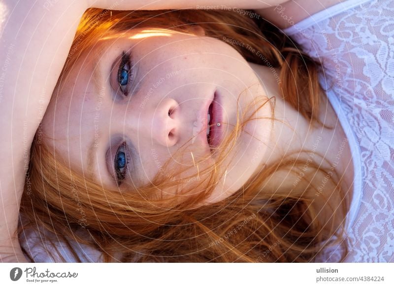Sinnliche sexy Porträt der schönen rothaarigen Frau im Sonnenlicht mit Unterwäsche Rotschopf sinnlich weiß Licht Verführung süß Bett Sinnlichkeit Nizza