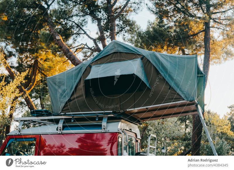 Dachzelt für Camping auf dem Dachträger eines Geländewagens in einem Naturpark Dachterrasse 4x4 Ablage Off-Road suv Urlaub Transport Abenteuer reisen Lastwagen