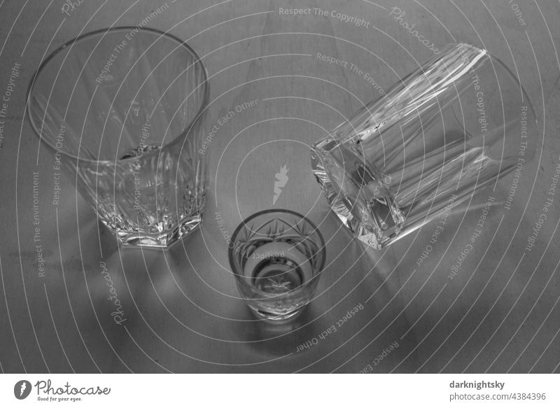 Lichtbrechung am Beispiel unterschiedlicher Gläser in Form eines Stilllebens Ausverkauf gedeckter Gedeck Außenaufnahme Biergarten coronavirus Straßencafé