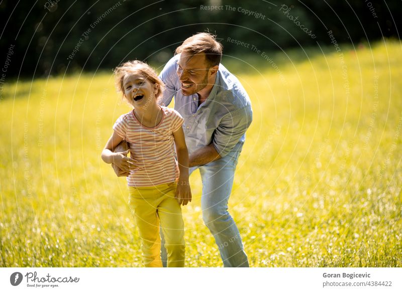 Vater mit Tochter haben Spaß auf dem Rasen im Park schön Schönheit Kaukasier Kind Kindheit Nähe Papa Tag genießend Ausdrücke Außenseite Familie Vaterschaft Feld