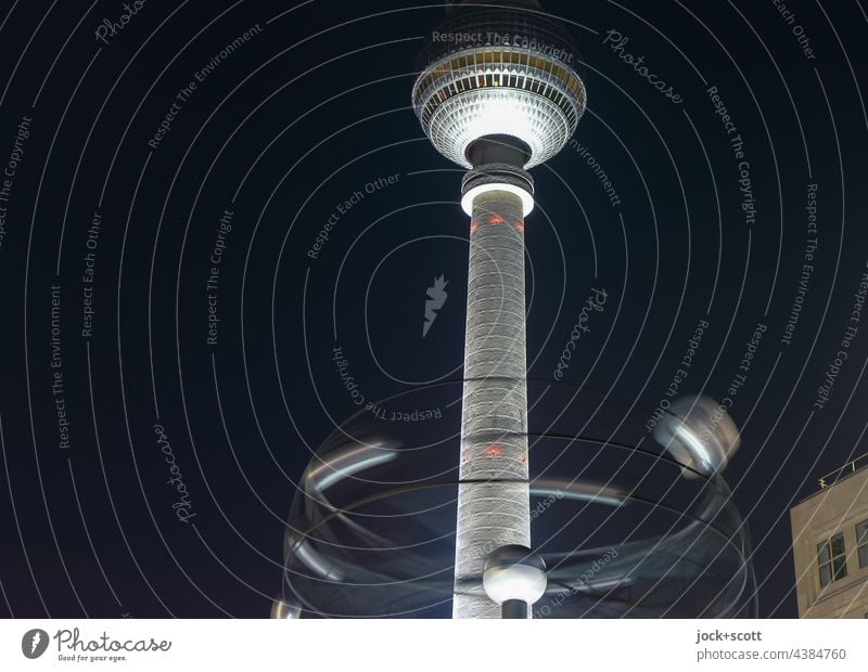 Die Weltzeituhr dreht sich nachts vor dem Fernsehturm Alexanderplatz Treffpunkt Berliner Fernsehturm Hauptstadt Sehenswürdigkeit Stadtzentrum Berlin-Mitte Nacht