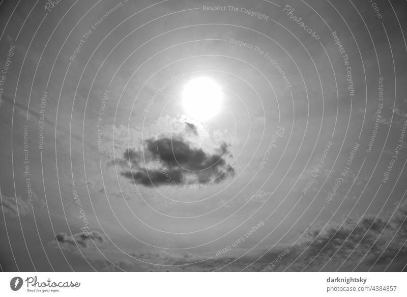 Starker Sonnen Schein mit einem Corona Effekt in Form eines kreisrunden Licht Scheins Wolken Sonnenuntergang Himmel Abenddämmerung Energie Klima Cumulus Wetter
