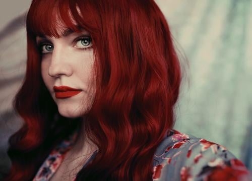 Portrait einer rothaarigen Frau mit roten Lippen rote lippen rote Haare Rotschopf Porträt Gesicht schön Mode Stil charmant rote Lippen Beautyfotografie