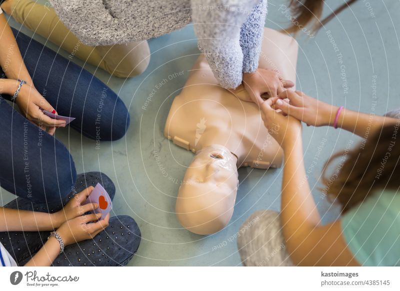 Erste-Hilfe-Kurs zur Wiederbelebung mit AED. Erste Hilfe aed automatisierter externer Defibrillator kardiopulmonale Reanimation Herzstillstand Leben retten