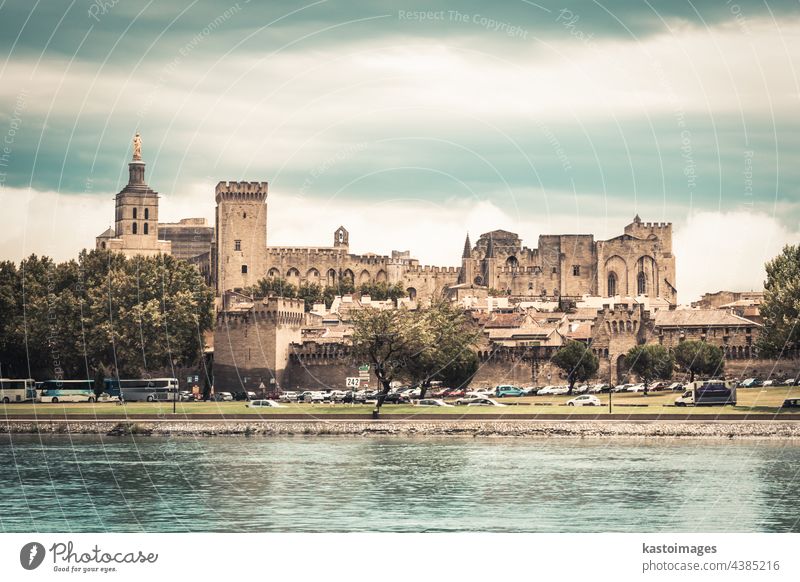 Stadt Avignon, Provence, Frankreich, Europa Großstadt Burg oder Schloss Palast Turm Fluss Rhone Wahrzeichen Festung Wand antik Kathedrale Arkaden Architektur