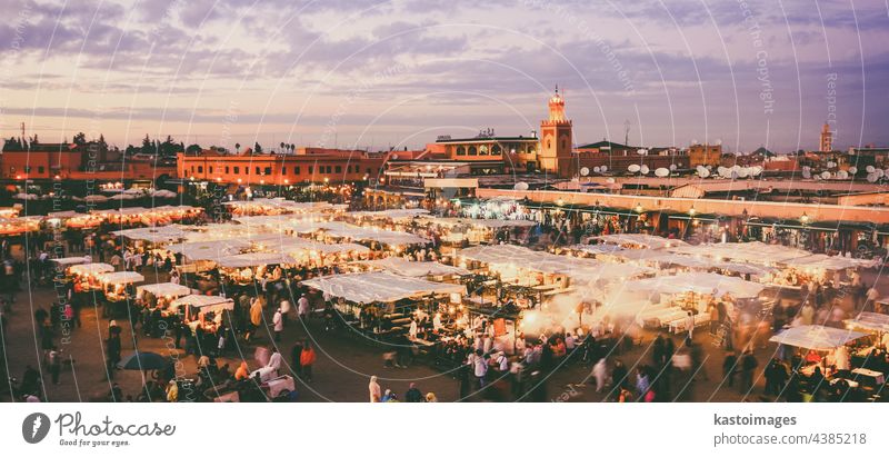 Marktplatz Jamaa el Fna, Marrakesch, Marokko, Nordafrika. Jemaa el-Fnaa, Djema el-Fna oder Djemaa el-Fnaa ist ein berühmter Platz und Marktplatz im Medina-Viertel von Marrakesch.