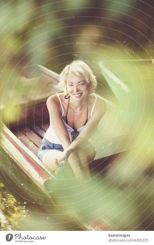 Eine Frau genießt den sonnigen Sommertag, See Boot heiter Laubwerk Mädchen grün Dame Porträt Landschaft Lächeln Umwelt romantisch Baum malerisch Glück Nizza
