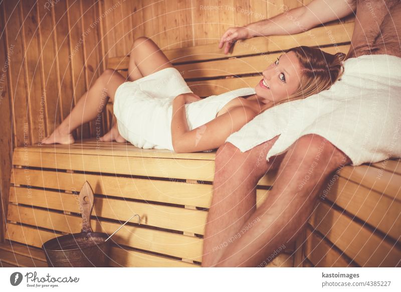 Ein Paar entspannt sich in einer traditionellen finnischen Holzsauna. Frau Wellness Spa Sauna Wohlbefinden schön Erwachsener Schönheit Beauty-Zentrum Bank