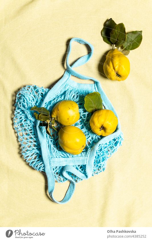Quitte Apfel Früchte in blauem Netzbeutel auf Leinen gelb natürlich kaufen reif Tasche Blatt Vitamin Natur Ernährung organisch Vegetarier Quittenfrucht roh