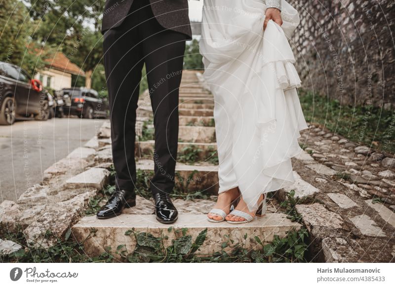hochzeitsschuhe und -kleidung, braut und bräutigam Erwachsener Hintergrund schön Schönheit hochzeitlich Braut Feier Bekleidung Paar Tag Kleid Eleganz Familie