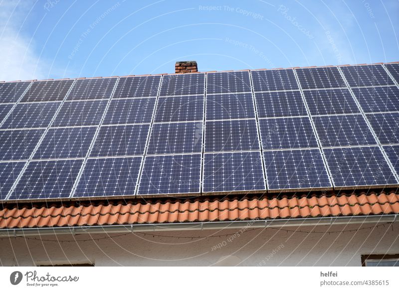 Photovoltaik Platten auf Hausdach montiert zur Solarstrom Erzeugung Photovoltaikanlage Solarenergie Solarzellen Sonnenenergie innovativ Umweltschutz Energie