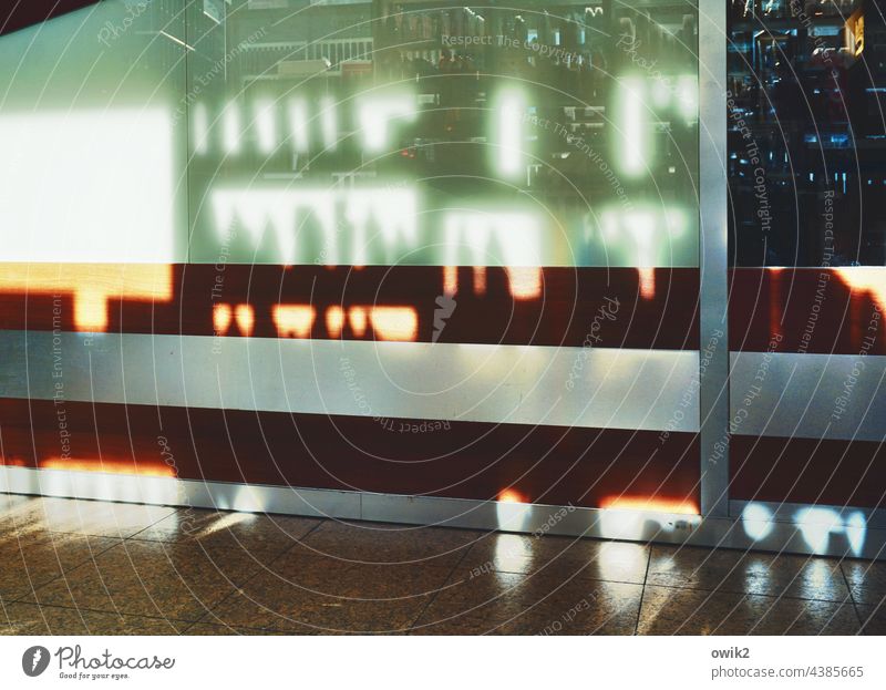 Einkaufszeile Dosen Glas Regalfächer Ladengeschäft Geschäft geheimnisvoll Schattenwurf glänzend Sonnenlicht Kommerz Angebot Lichteinfall unscharf Absperrung