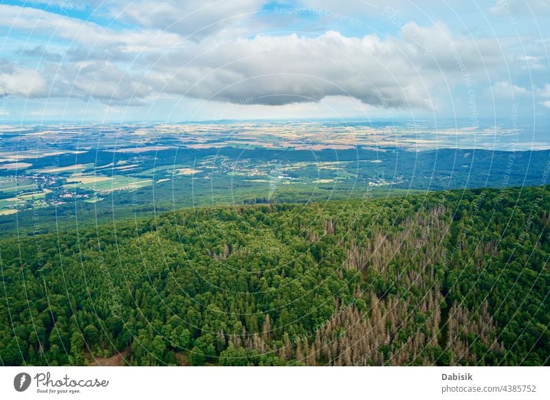 Sleza Berglandschaft. Luftaufnahme von Bergen mit Wald. sleza Landschaft Antenne Dröhnen Hochland Niederschlesien Polen Sleza-Berg Breslau Sommer Himmel