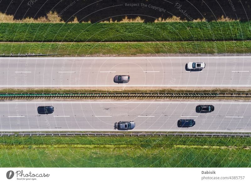 Luftaufnahme einer Autobahn mit fahrenden Autos. Straßenverkehr PKW Verkehr Antenne reisen Transport logistisch Asphalt Landschaft Baum Ansicht Hintergrund Top