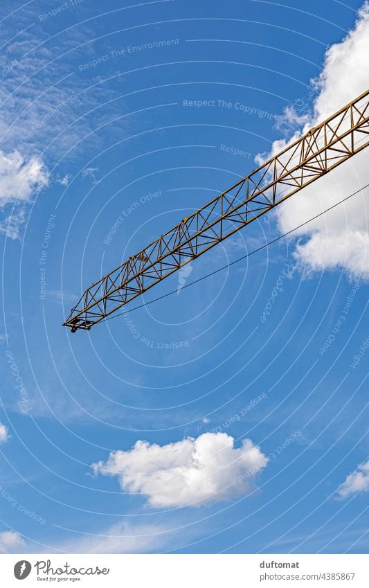 Ausleger eines Krans gegen den Himmel Baukran Kranich Konstruktion Baustelle bauen Wolken blau Arbeit & Erwerbstätigkeit Technik & Technologie hoch Industrie