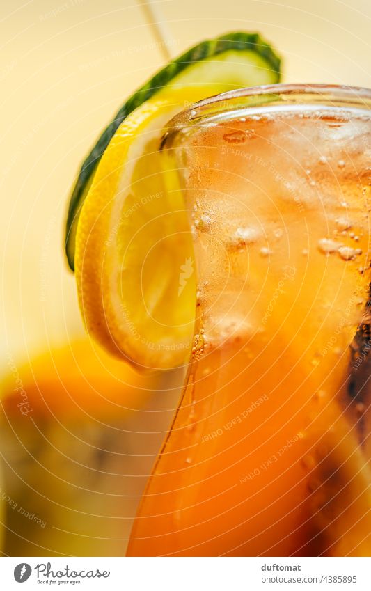 Close Up von eisgekühltem Drink mit Dekoration am Glasrand Erfrischung Erfrischungsgetränk Getränk kalt Cocktail Alkohol trinken Longdrink lecker Limonade