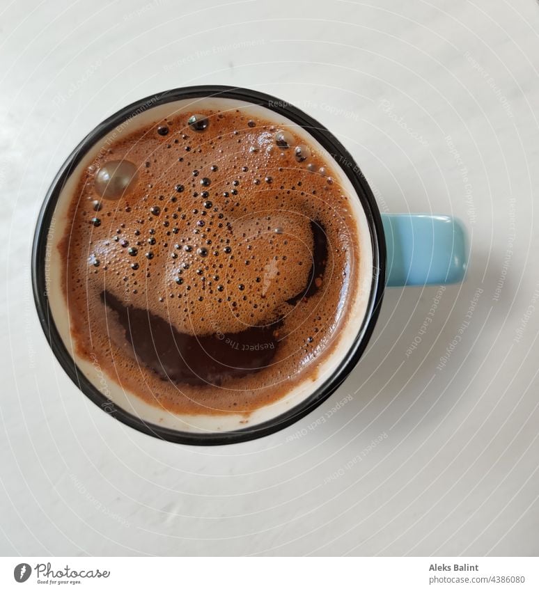 Eine Tasse Kaffee von oben Kaffeetasse Innenaufnahme Heißgetränk mokka heiß Getränk lecker Kaffeetrinken Kaffeepause Farbfoto