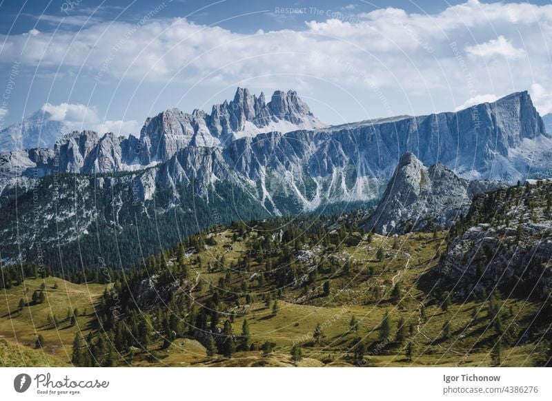 Blick auf den Passo di Giau, Croda da Lago, Formin of Europe Alpen, Dolomiten, Italien Antenne Ansicht Europa Berge formin Rifugio croda Natur Landschaft Himmel