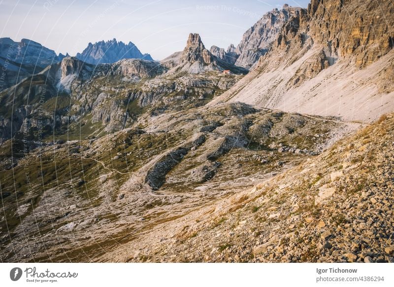Unglaubliche Naturlandschaft rund um die berühmten Drei Zinnen. Rifugio Antonio Locatelli Almhütte beliebtes Reiseziel in den Dolomiten, Italien