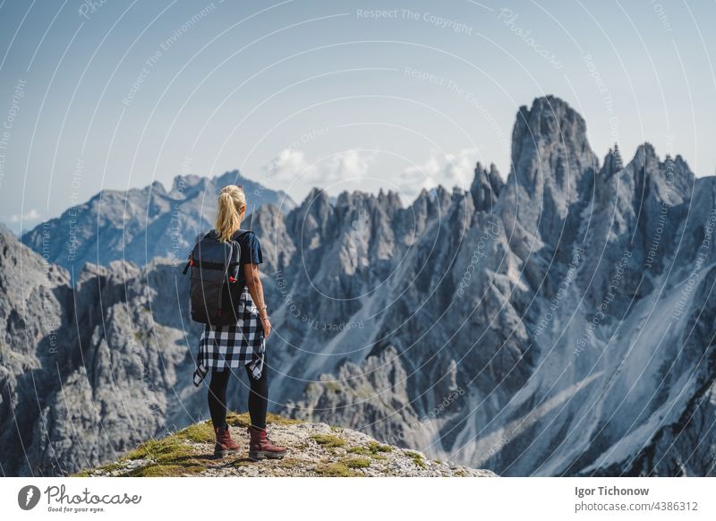 Wanderin mit Rucksack vor der Berggruppe Cadini di Misurina in den italienischen Alpen, Dolomiten, Italien, Europa Frauen cadini Berge erstaunlich im Freien