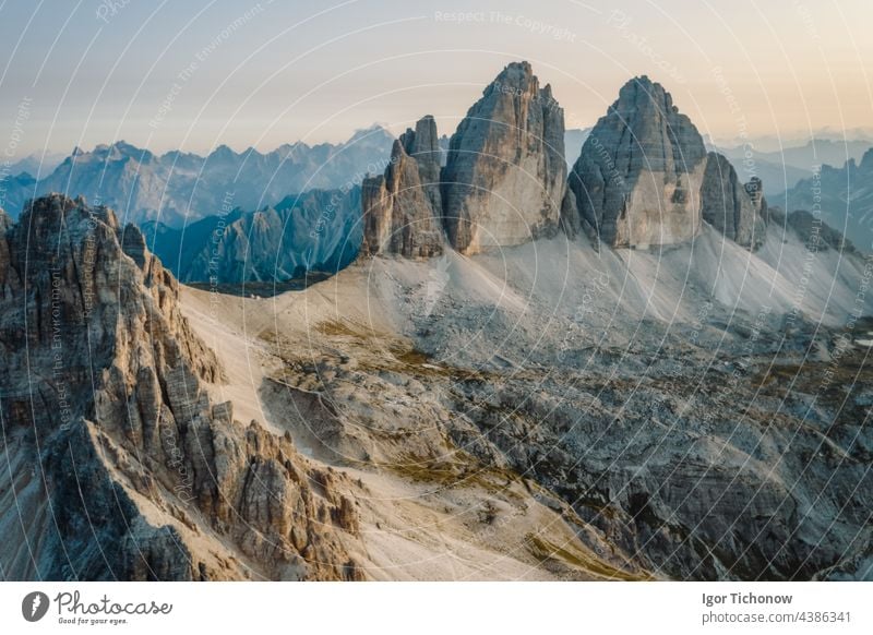 Epische Luftaufnahme von Tre Cime di Lavaredo bei Sonnenuntergang, Dolomiten, Italien Antenne lavaredo Zimt tre tre cime di lavaredo reisen Tourismus Tirol