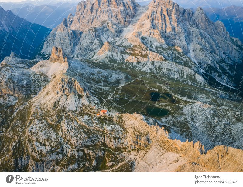 Luftaufnahme der Dreizinnenhütte - Rifugio Antonio Locatelli in der Nähe von Tre Cime di Lavaredo, Dolomiten, Südtirol, Italien berühmt Antenne Natur