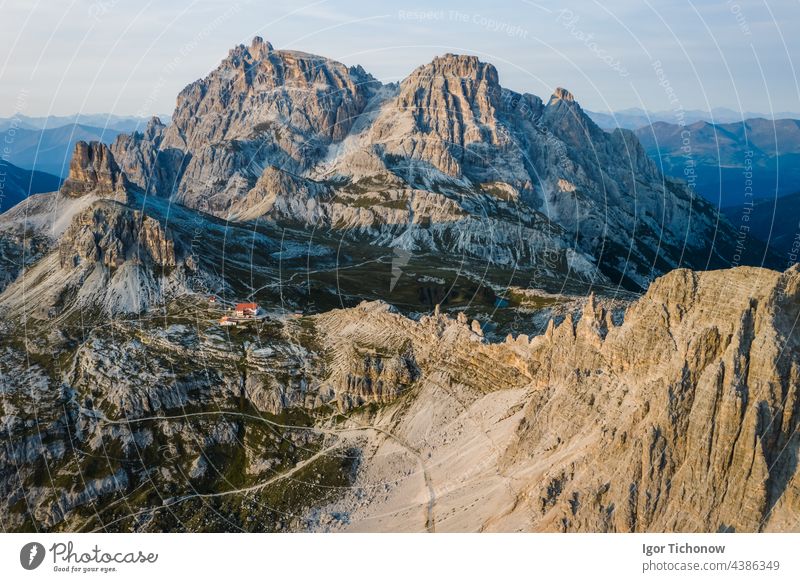 Unglaubliche Naturlandschaft aus der Vogelperspektive um die berühmten Drei Zinnen. Rifugio Antonio Locatelli Almhütte beliebtes Reiseziel in den Dolomiten, Italien