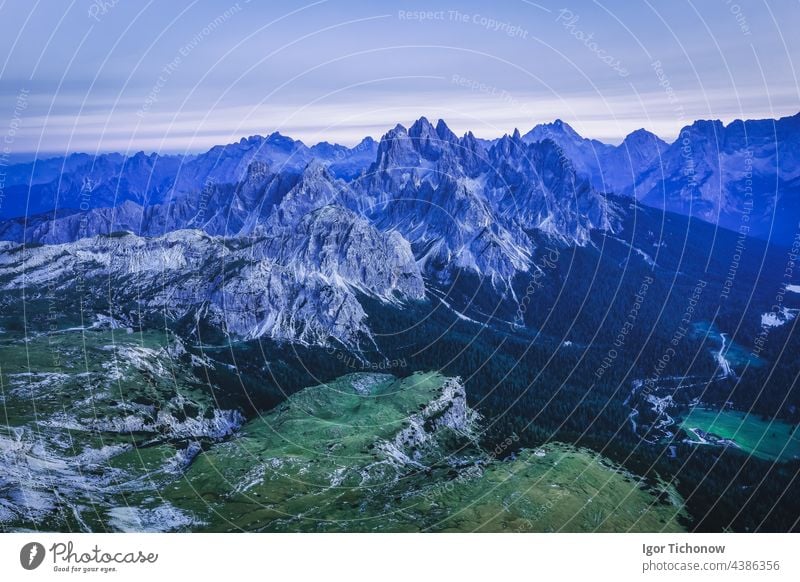 Luftaufnahme der Cadini-Berggruppe in der Abenddämmerung, Sextner Dolomiten, Südtirol, Italien cima cadin Berge u. Gebirge cadini lavaredo Tirol Menschengruppe