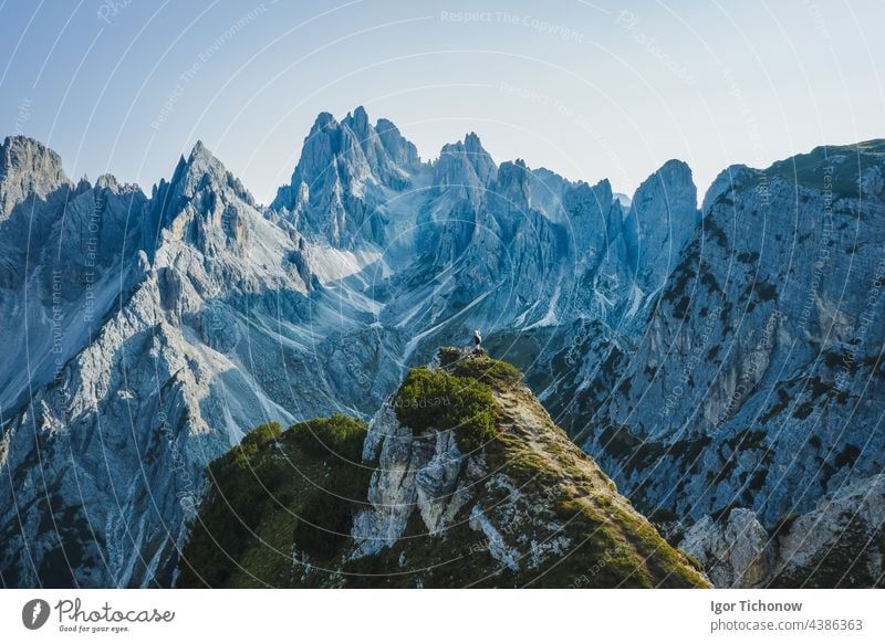 Luftaufnahme einer Wanderin auf einem Berggipfel, die die Cadini di Misurina genießt, Italienische Alpen, Dolomiten, Italien, Europa Ansicht Antenne Frauen