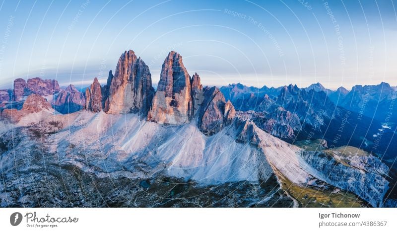 Luftaufnahme einer Wanderin auf einem Berggipfel, die die Cadini di Misurina genießt, Italienische Alpen, Dolomiten, Italien, Europa Ansicht Antenne cadini