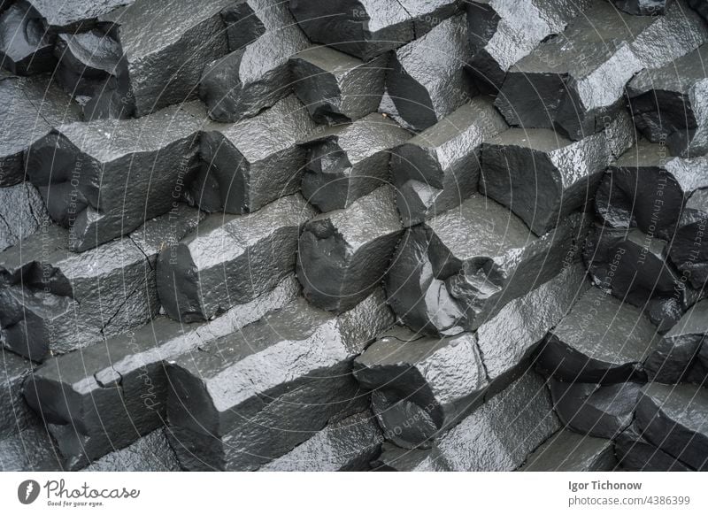 Nahaufnahme von Basaltsäulen am schwarzen Sandstrand. Island Strand Landschaft Natur MEER reisen Reynisfjara Felsen Stein vulkanisch isländisch Ausflugsziel
