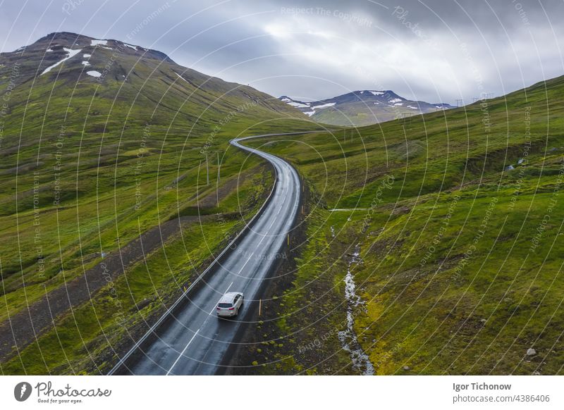 Einsame Mietwagenfahrt auf abgelegener Straße mit schöner Landschaft Islands PKW Miete isländisch Himmel Natur Berge u. Gebirge blau reisen Tourismus Reise