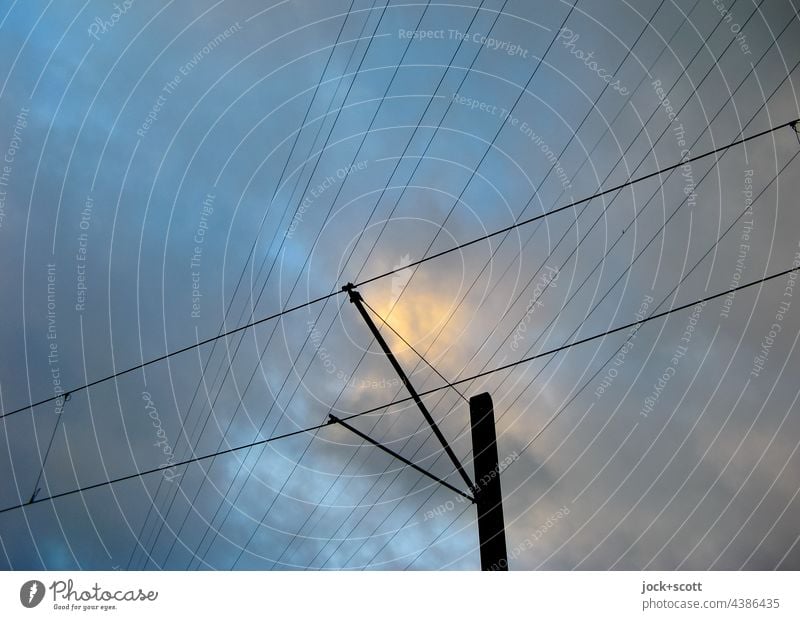 Letztes Licht des Tages an den Leitungen Himmel Wolken Abendstimmung blaue Stunde Hochspannungsleitung Elektrizität Strommast Stromleitung Oberleitung