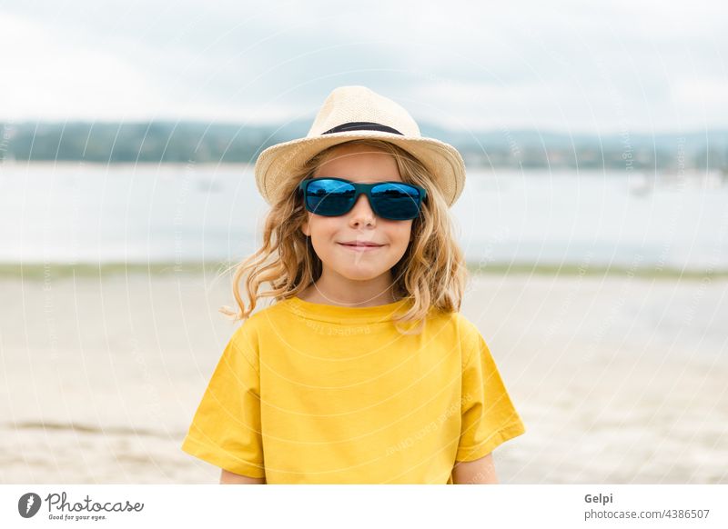 Glückliches Kind, das in den Sommerferien Spaß hat Sonne blau Feiertag Urlaub Strand schön MEER reisen träumen genießen Freiheit Vorstellungskraft