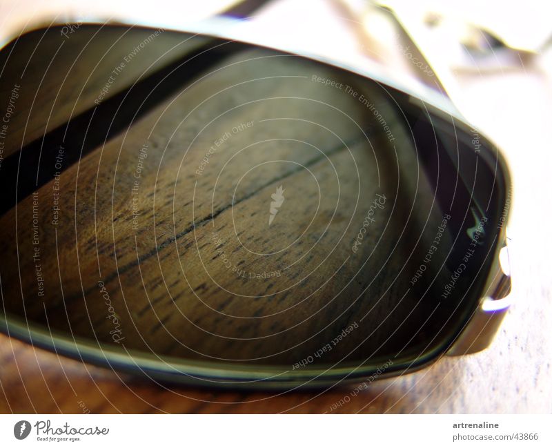 Durchblick Sonnenbrille Holz Tisch Freizeit & Hobby Glas Tönung Perspektive