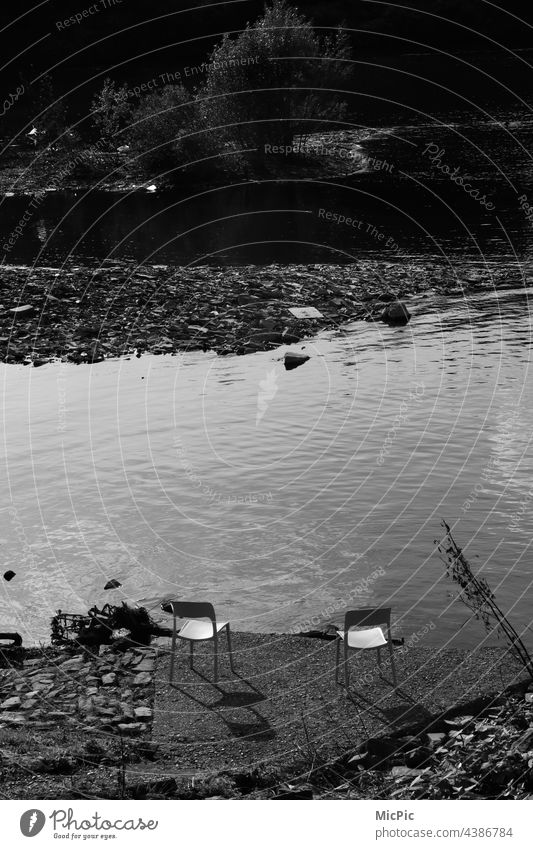 Zwei Stühle am Ufer schwarz weiss Schwarzweißfoto schatten und licht relax relaxen lake sonne Sonnenlicht Erholung Tag Reflexion & Spiegelung Licht Schatten