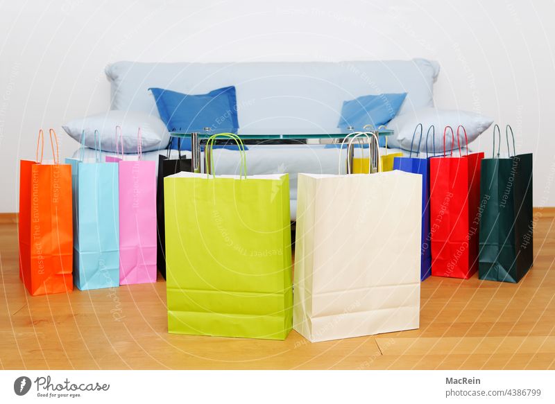 Farbige Einkaufstüten farbig einkauf bunt sofa parkett parkettboden konsum einkaufstüten